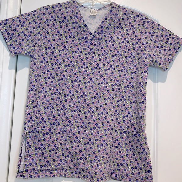 Beautiful Floral Scrub Uniform Top in Size Small - Picture 1 of 4